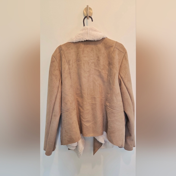 Bernardo Faux Suade Camel Jacket with Soft Cream Sherpa Lining - Picture 2 of 6